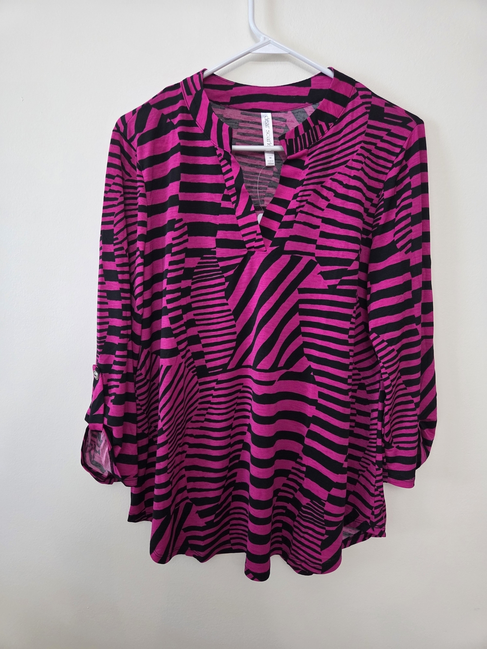 Dear Scarlett Women’s Magenta and Black Patterned V-Neck Blouse-Size Medium